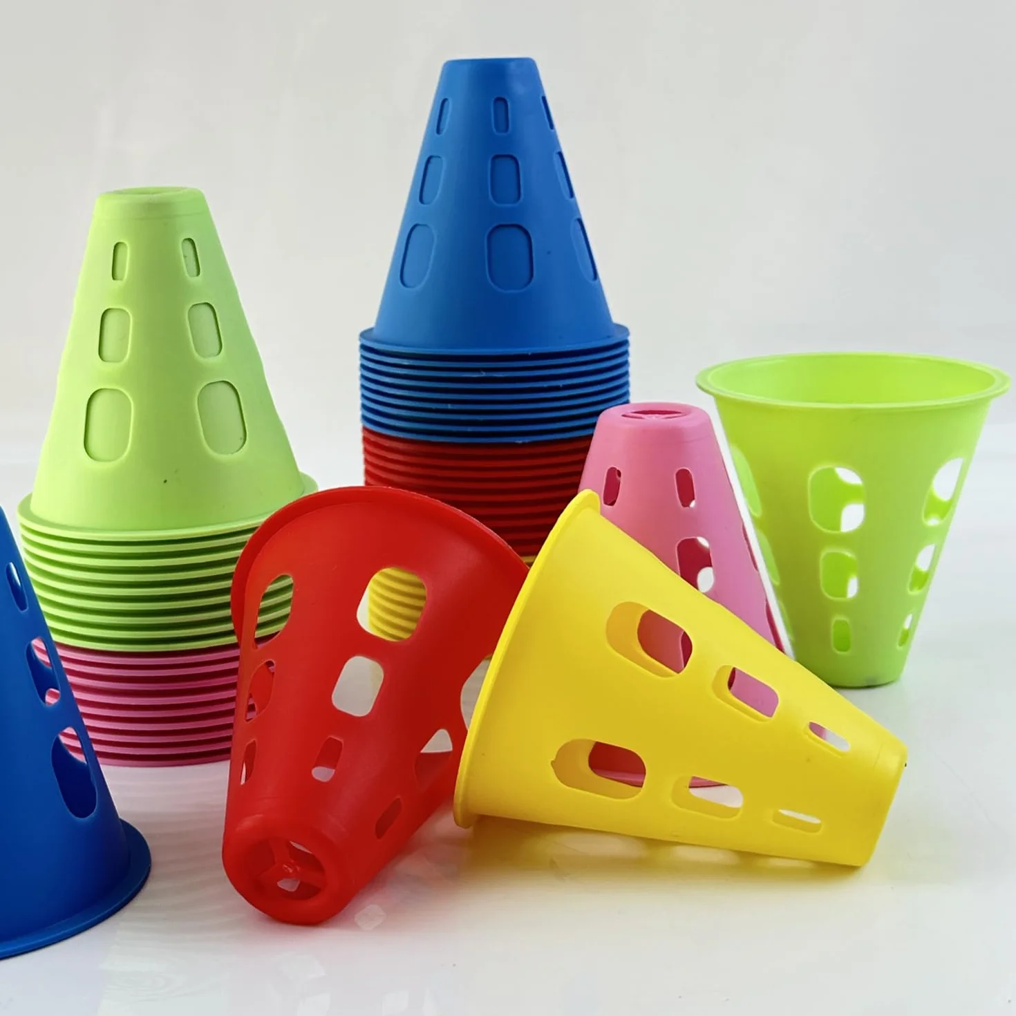 Coni di Slalom,Slalom Coni di Allenamento，Coni per Allenamento Sportivo, Set da 50 Pezzi, Ostacoli per l'allenamento di Bambini, Calcio e Pattinaggio a rotelle