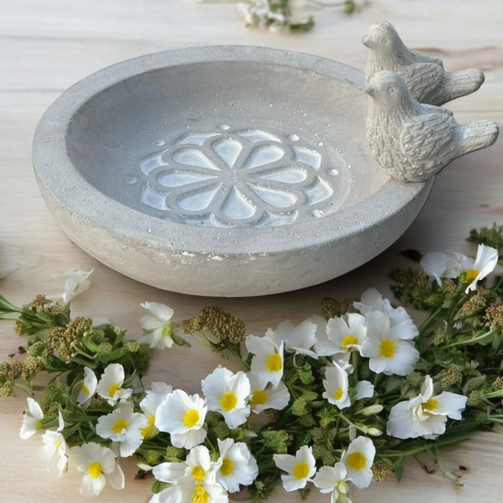 MIJOMA Abbeveratoio per uccelli in cemento, decorazione da giardino resistente al gelo per uccelli selvatici, elegante gioiello da giardino (fiori e uccelli)