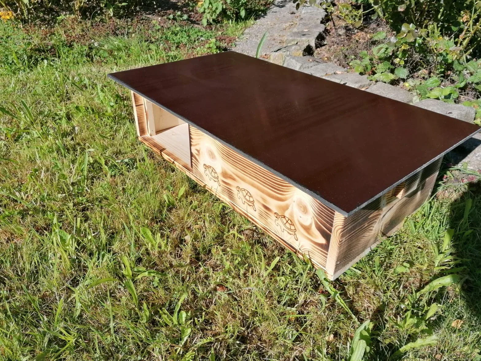 Woid Casaletto per tartarughe di alta qualità in legno massiccio bruciato (SH6) Resistente alle intemperie, con fondo e porta, ventilazione regolabile, ruota libera