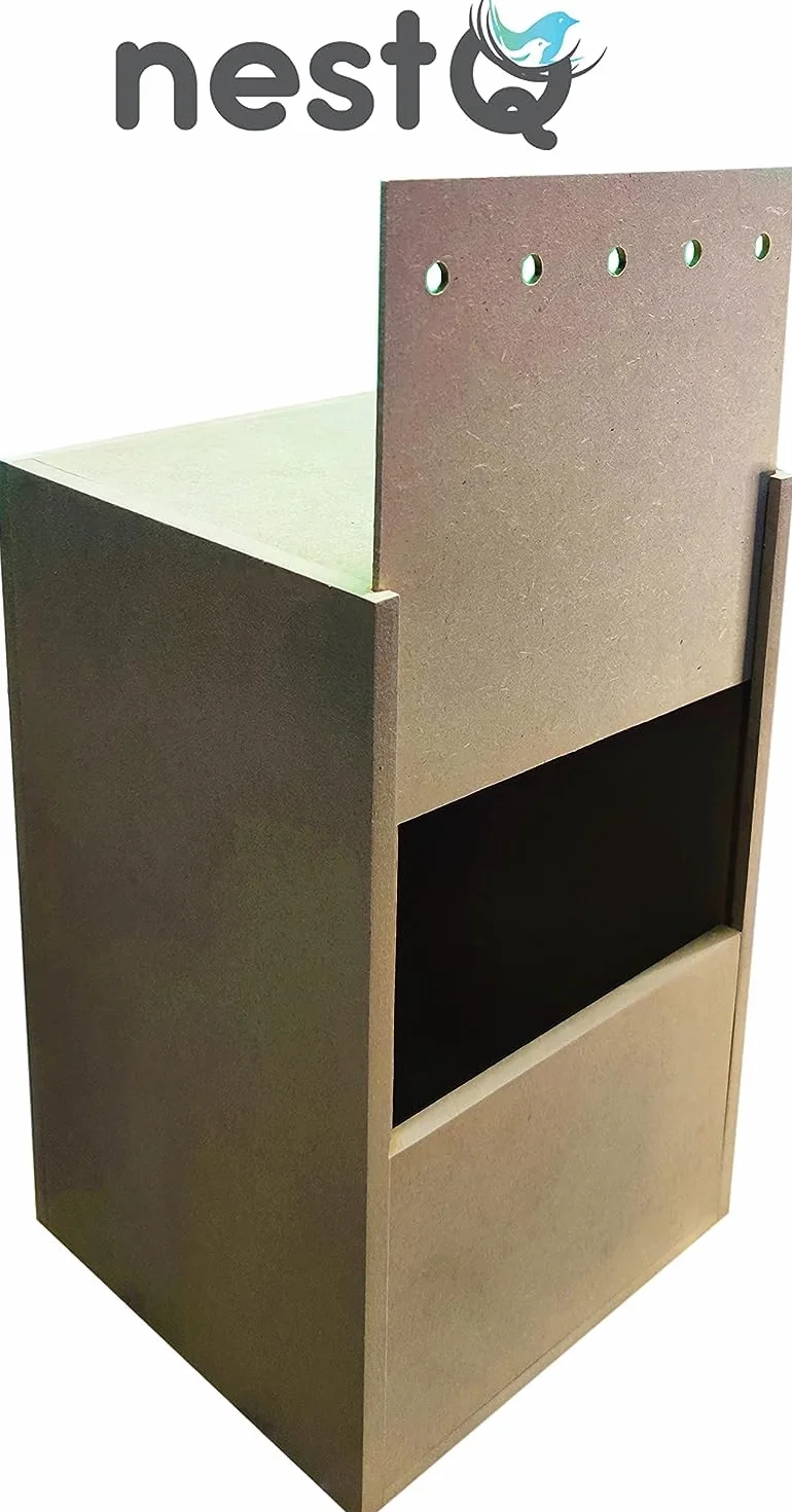 Nido Verticale di Legno con Trucioli - Ideale per Ninfali, Caique, Cacatua, e Pappagalli di Taglia Media - Dimensioni M 30 x 21,5 x 20,5 cm - Nido per Uccelli Resistente e Sicuro - Buona Ventilazione