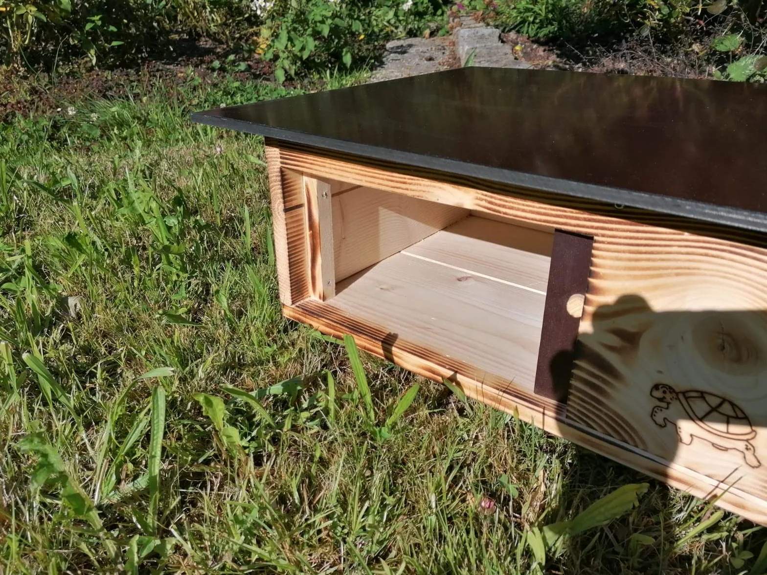 Woid Casaletto per tartarughe di alta qualità in legno massiccio bruciato (SH6) Resistente alle intemperie, con fondo e porta, ventilazione regolabile, ruota libera
