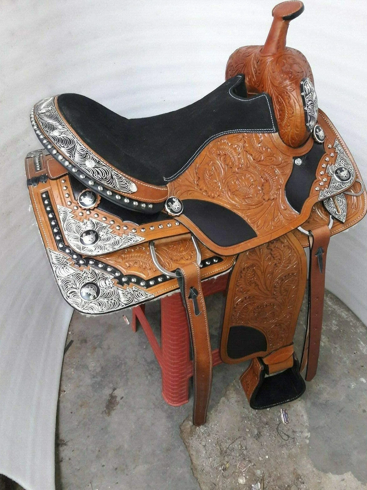 Equestrian Universe - Sella Western in pelle con angolo argentato canchos
