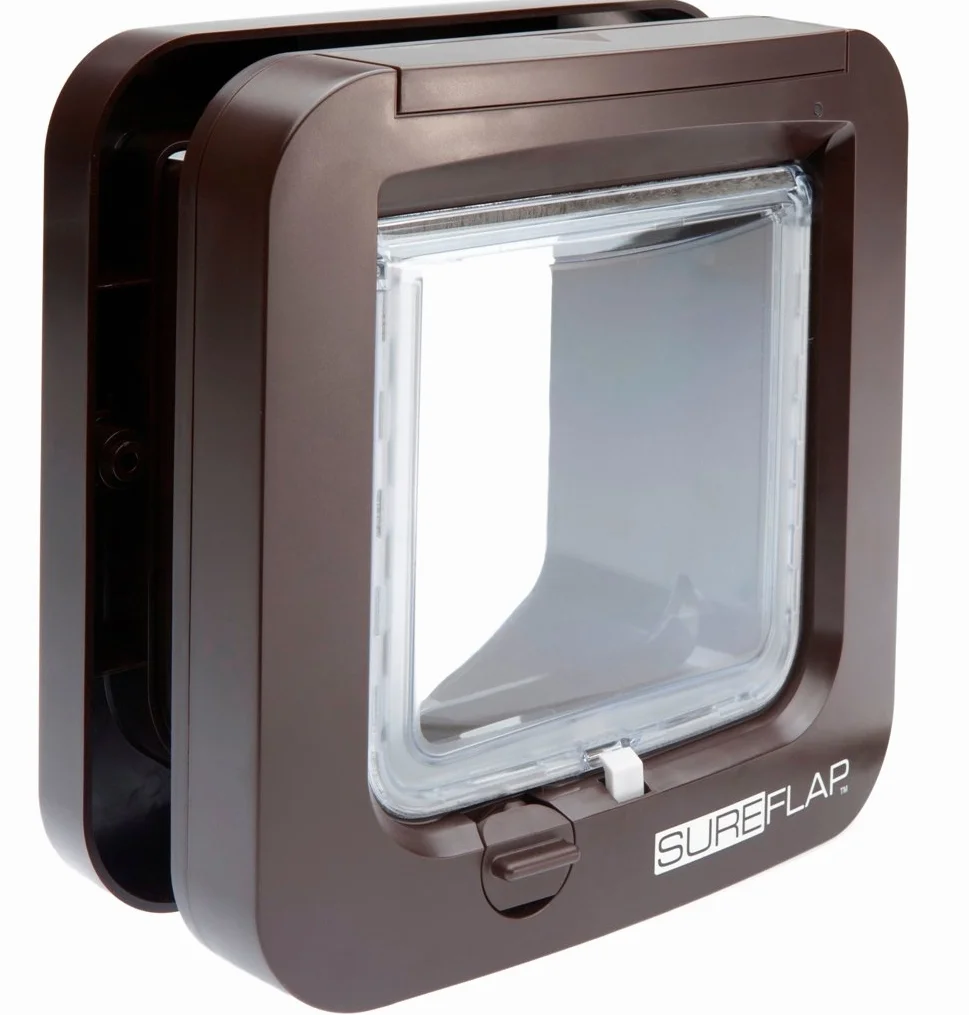 Gattaiola con lettore di microchip SureFlap Sure Petcare, compatibile con Targhetta per collare RFID e microchip, installabile su porte, finestre e pareti, Marrone, richiede 4 batterie AA (non incl.)