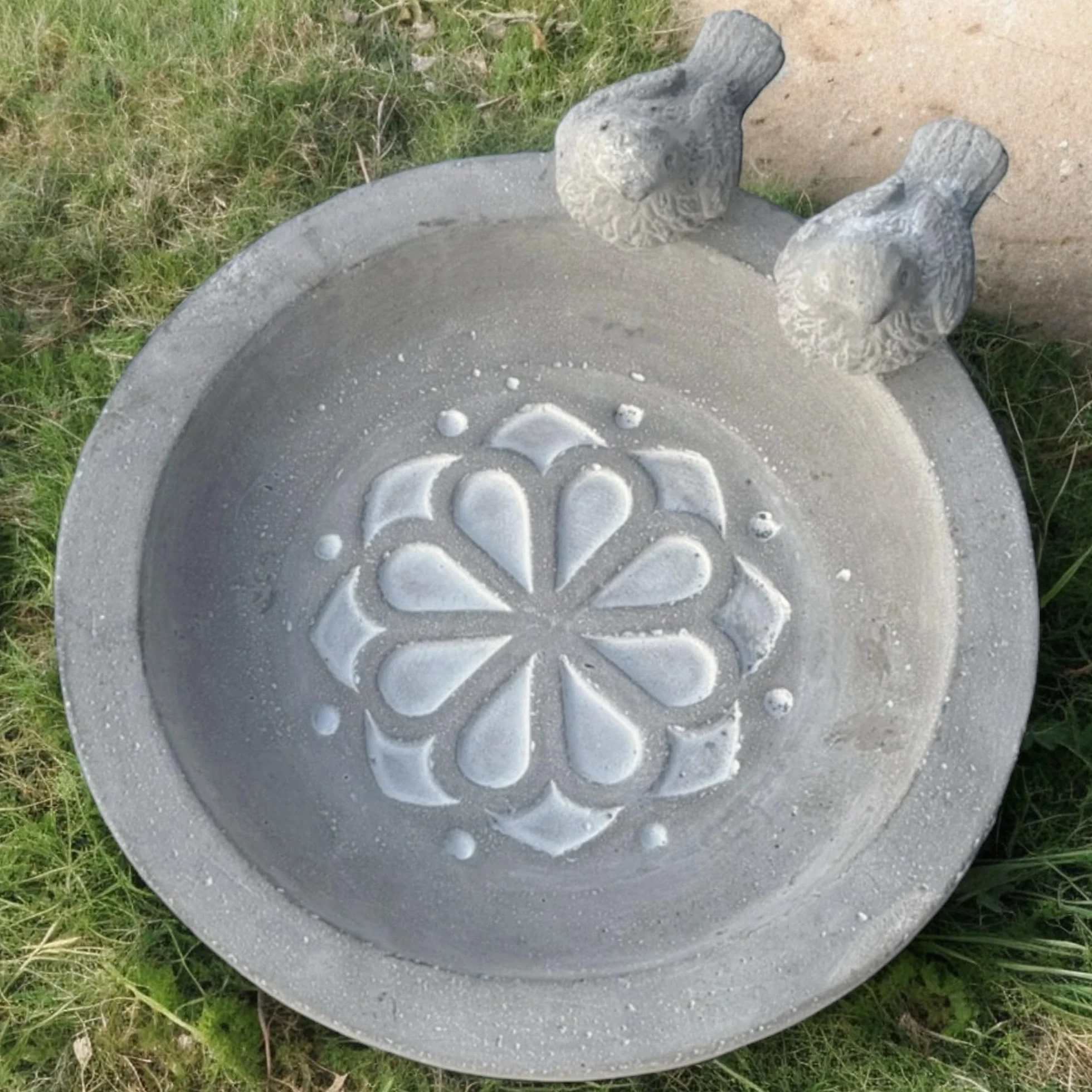 MIJOMA Abbeveratoio per uccelli in cemento, decorazione da giardino resistente al gelo per uccelli selvatici, elegante gioiello da giardino (fiori e uccelli)