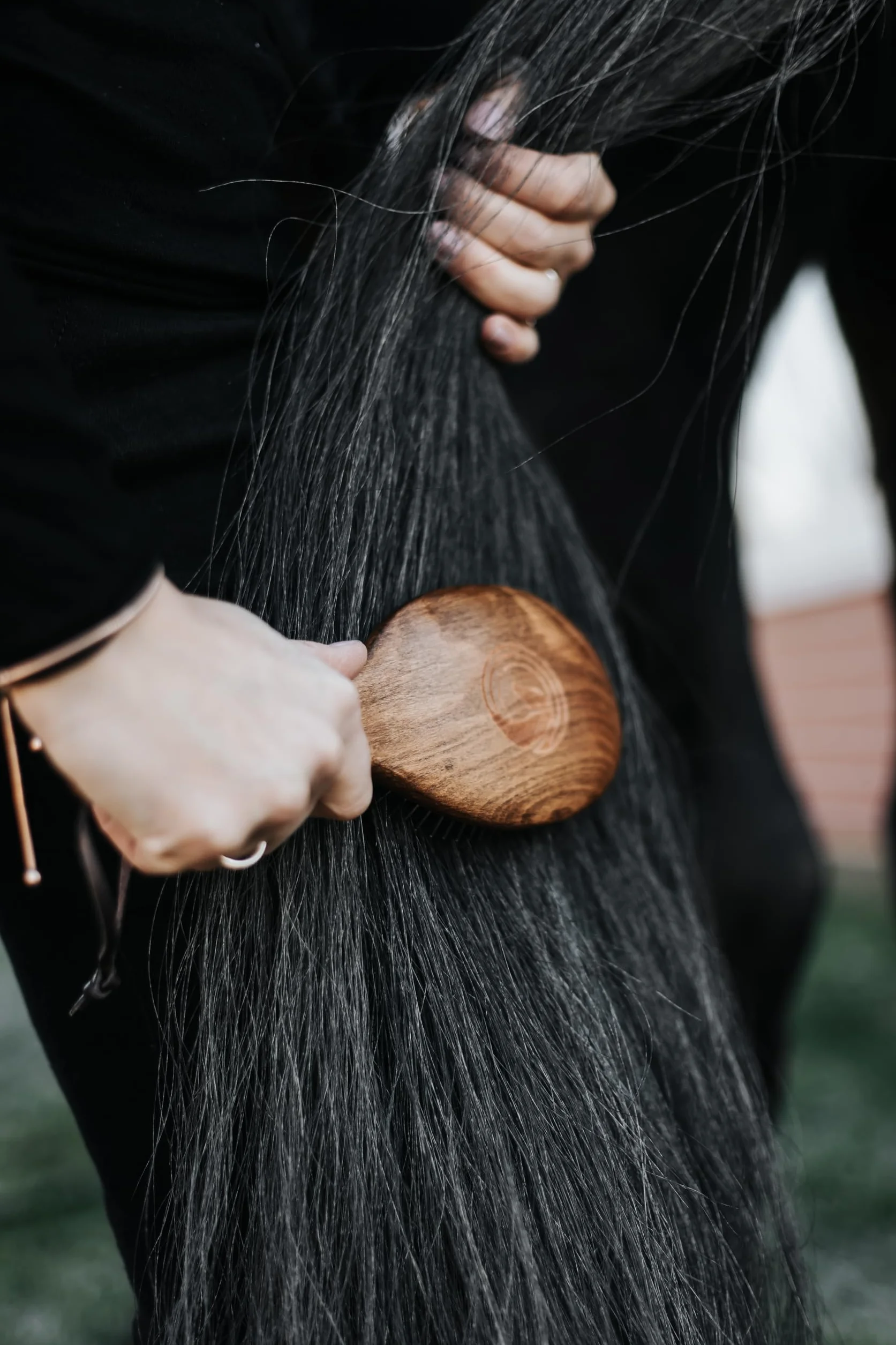 Spazzola criniera e coda – spazzola cavallo in legno con denti in metallo | Districa, liscia e cura criniera e coda | Strumento ergonomico per toelettatura quotidiana