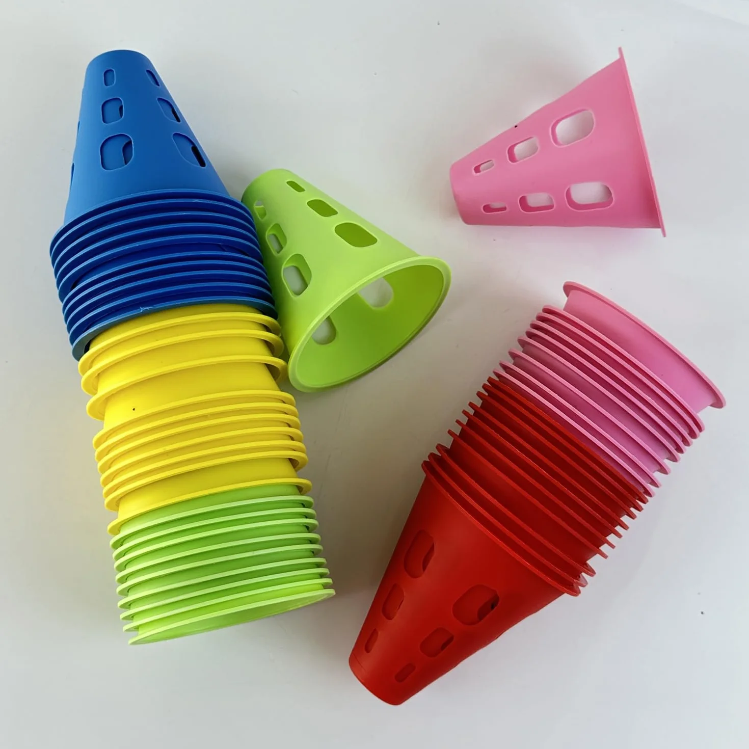 Coni di Slalom,Slalom Coni di Allenamento，Coni per Allenamento Sportivo, Set da 50 Pezzi, Ostacoli per l'allenamento di Bambini, Calcio e Pattinaggio a rotelle