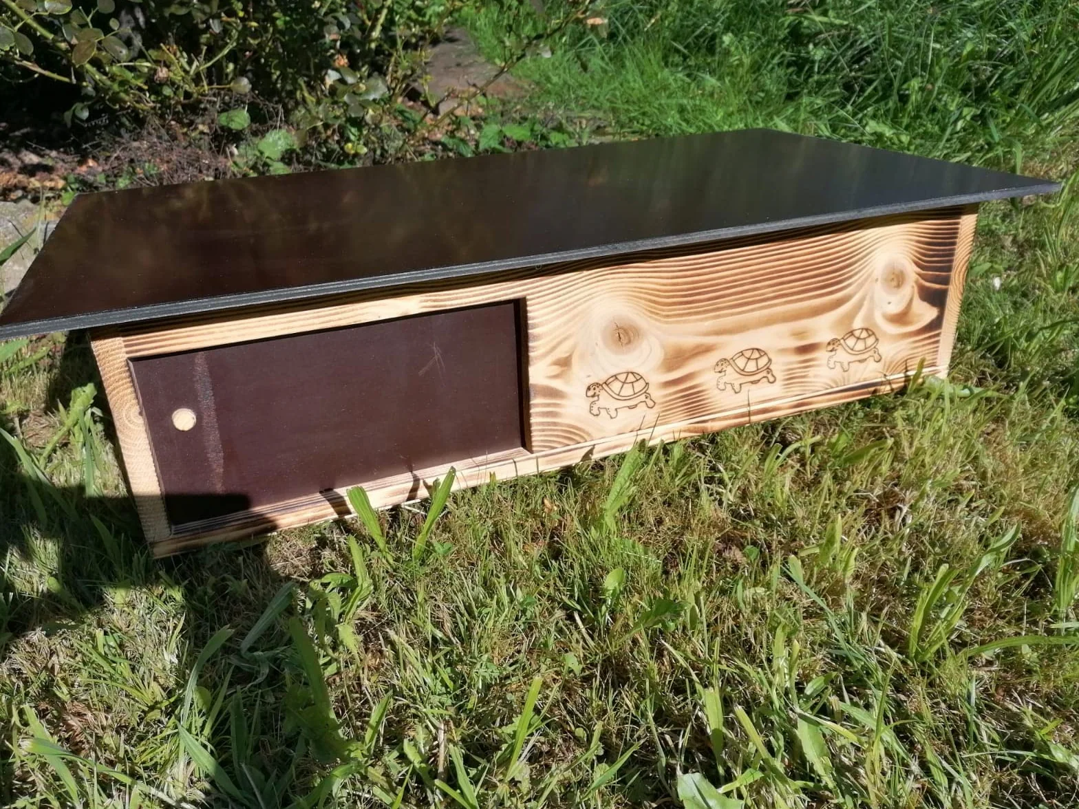 Woid Casaletto per tartarughe di alta qualità in legno massiccio bruciato (SH6) Resistente alle intemperie, con fondo e porta, ventilazione regolabile, ruota libera