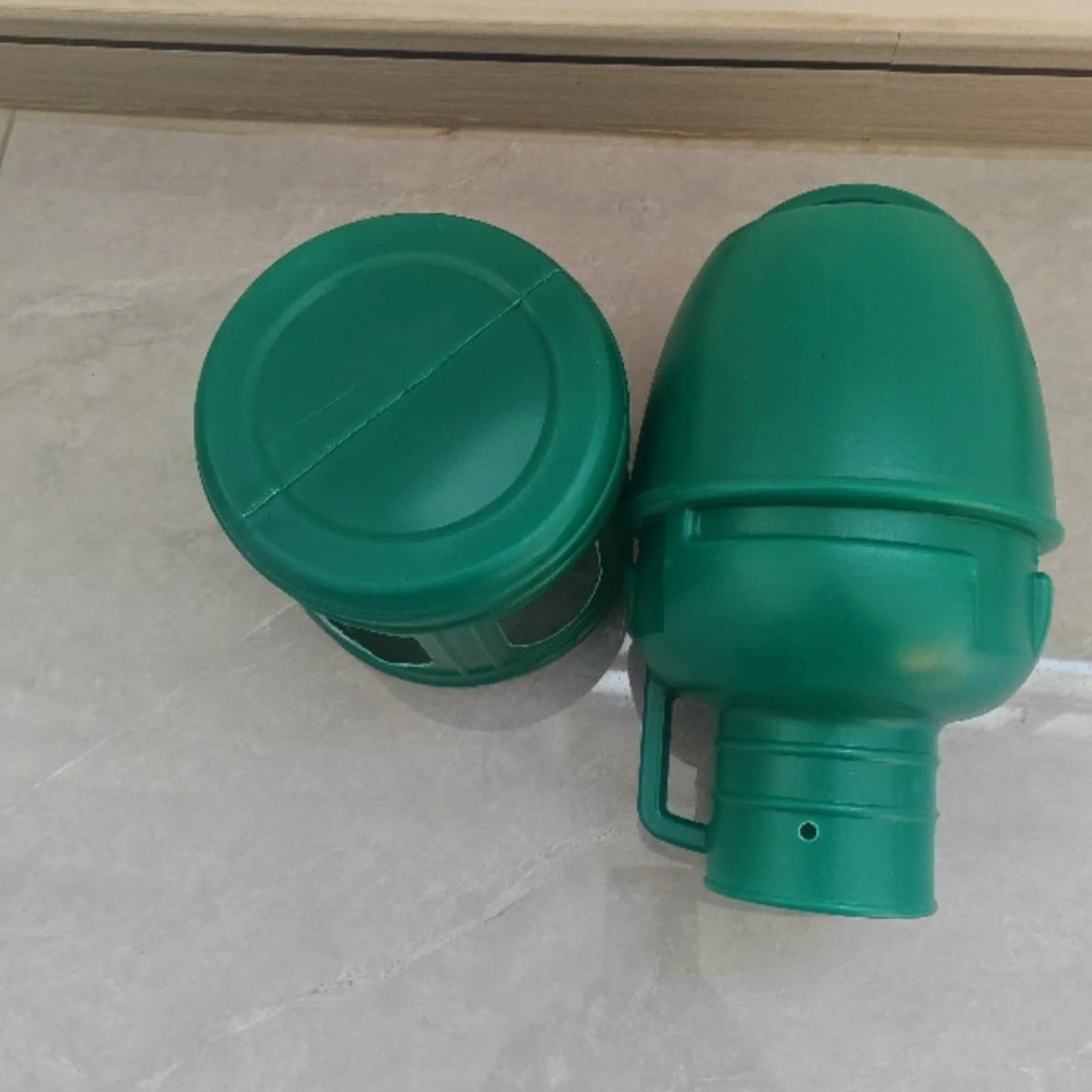 predolo Abbeveratoio per Uccelli/Anatra Pollo Quaglia Distributore d'Acqua Alimentatore Automatico con Manico sospeso/Abbeveratoio di Grande capacità, Verde 3L