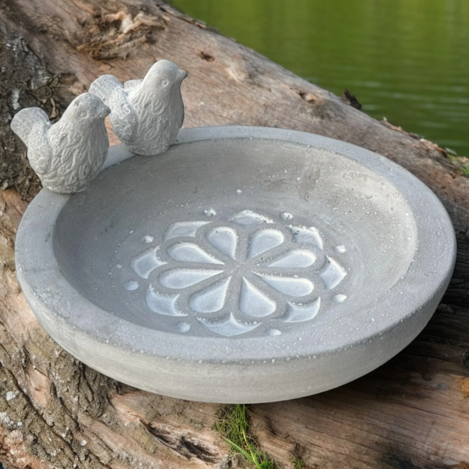 MIJOMA Abbeveratoio per uccelli in cemento, decorazione da giardino resistente al gelo per uccelli selvatici, elegante gioiello da giardino (fiori e uccelli)