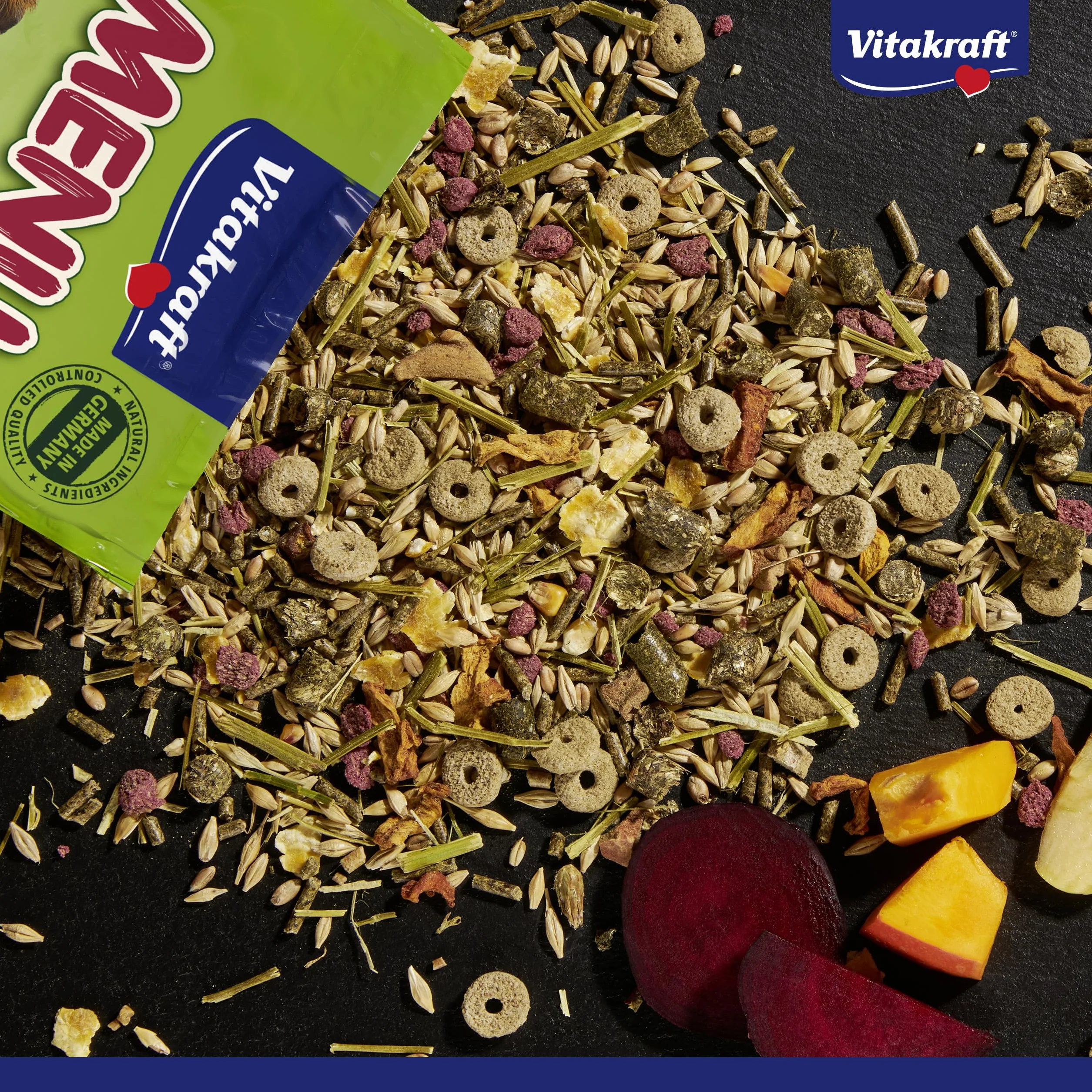 Vitakraft Menü Vital, alimento completo per porcellini d'India, con mela, con zucca, con barbabietola rossa, arricchito con erbe aromatiche, senza l'aggiunta di zuccheri e cereali (1x 5kg)